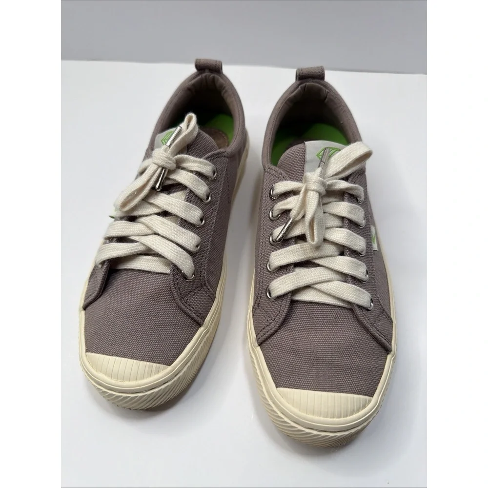 cariuma canvas
